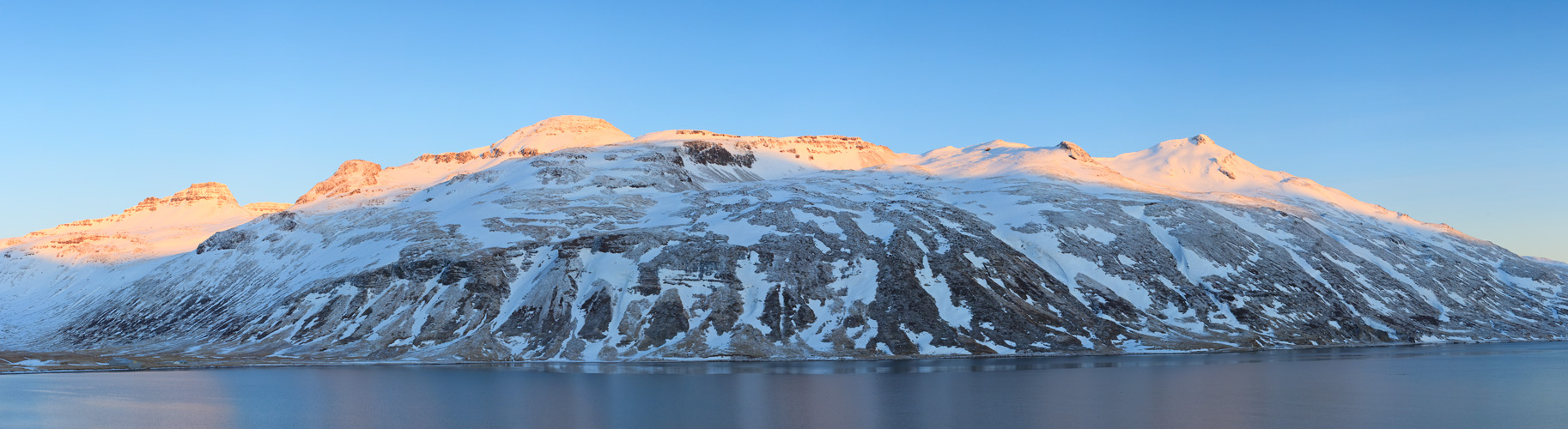 Berge in den Westfjorden Pano #26744