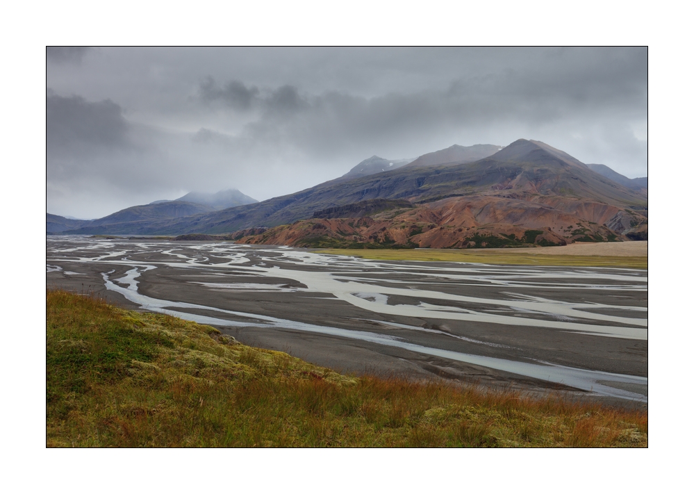 Flusslandschaft und farbige Berge #33269