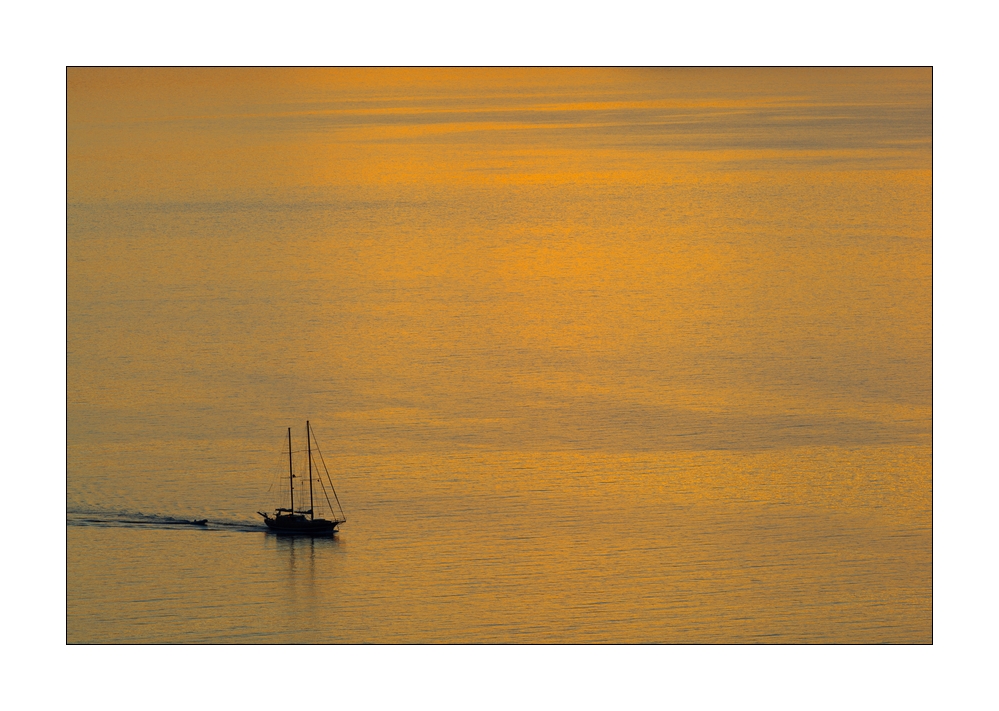 Wasserfläche mit Segelschiff #37631