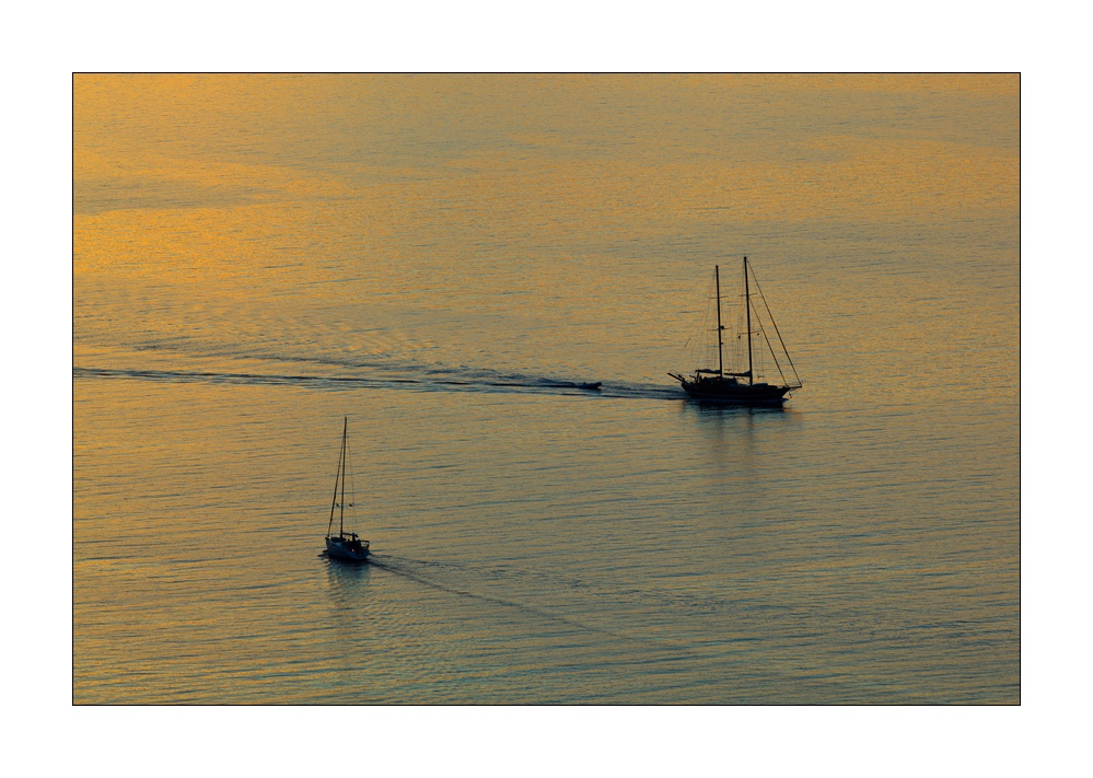 Wasserfläche mit Segelschiff #37635
